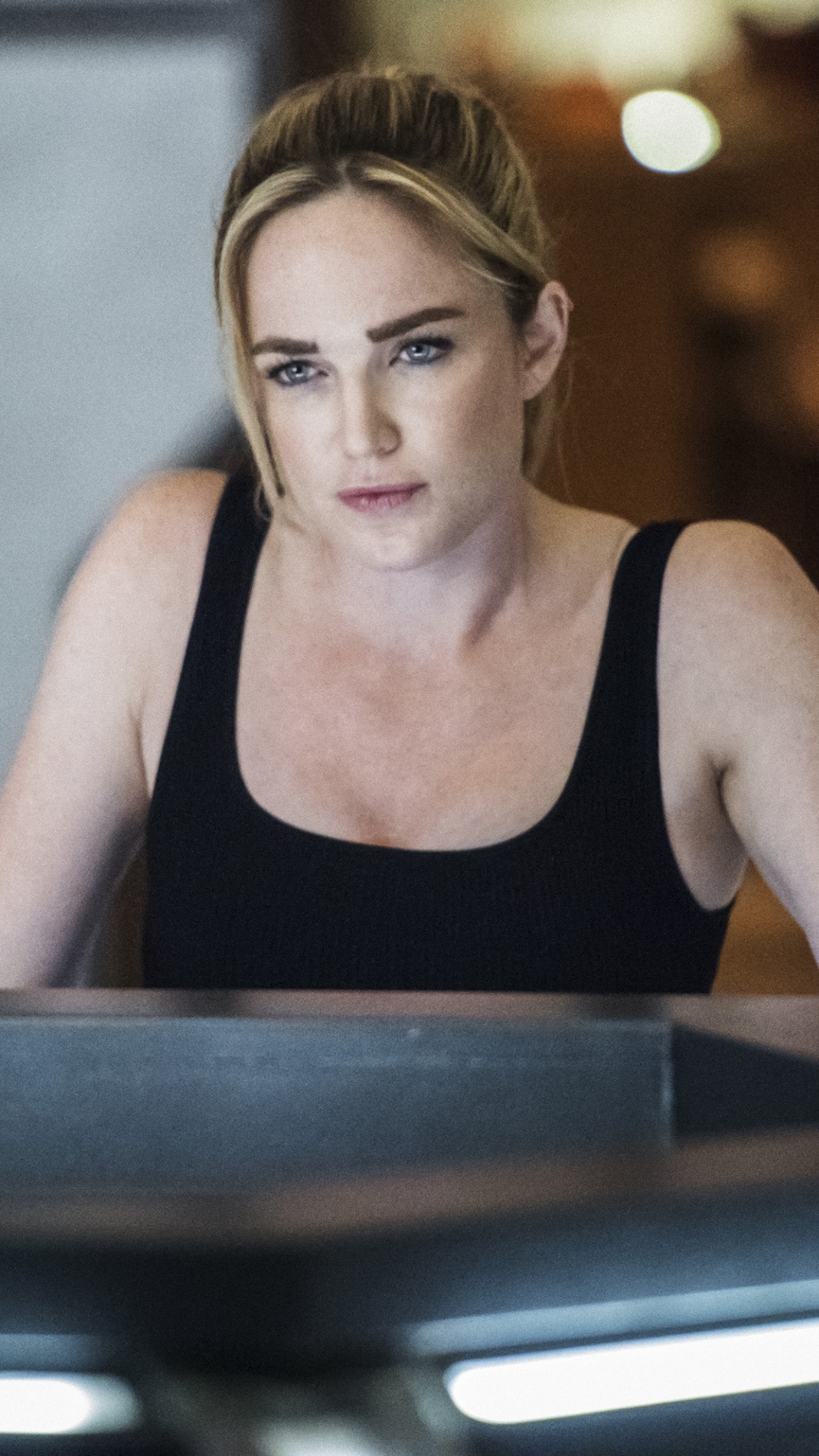 Frau im Schwarzen Tanktop Sitzt am Tisch. Wallpaper in 1080x1920 Resolution