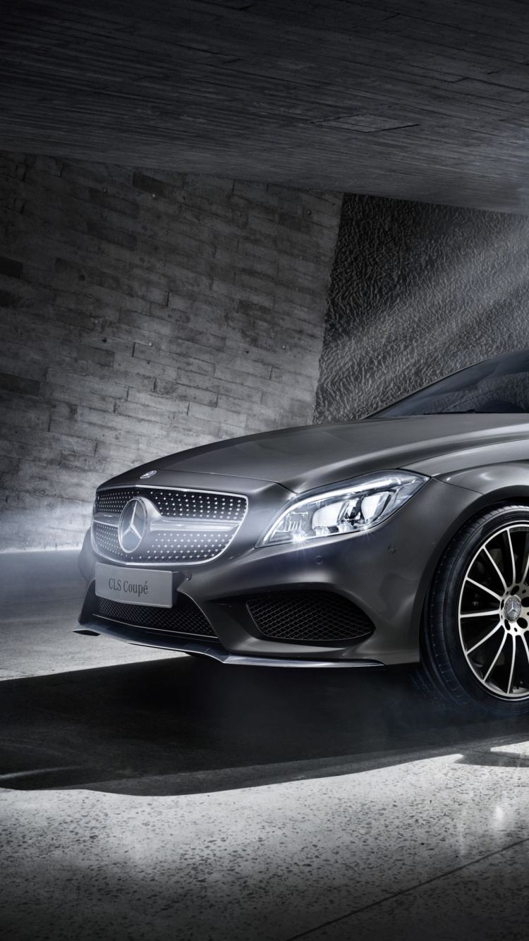 Silbernes Mercedes-benz-coupé Neben Grauer Betonwand Geparkt. Wallpaper in 750x1334 Resolution