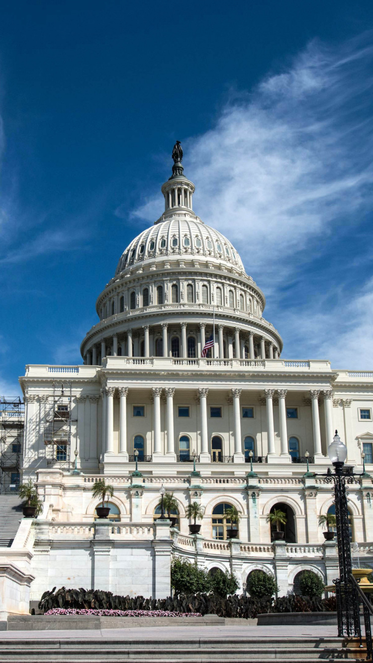 Edificio de Hormigón Blanco Bajo un Cielo Azul Durante el Día. Wallpaper in 750x1334 Resolution