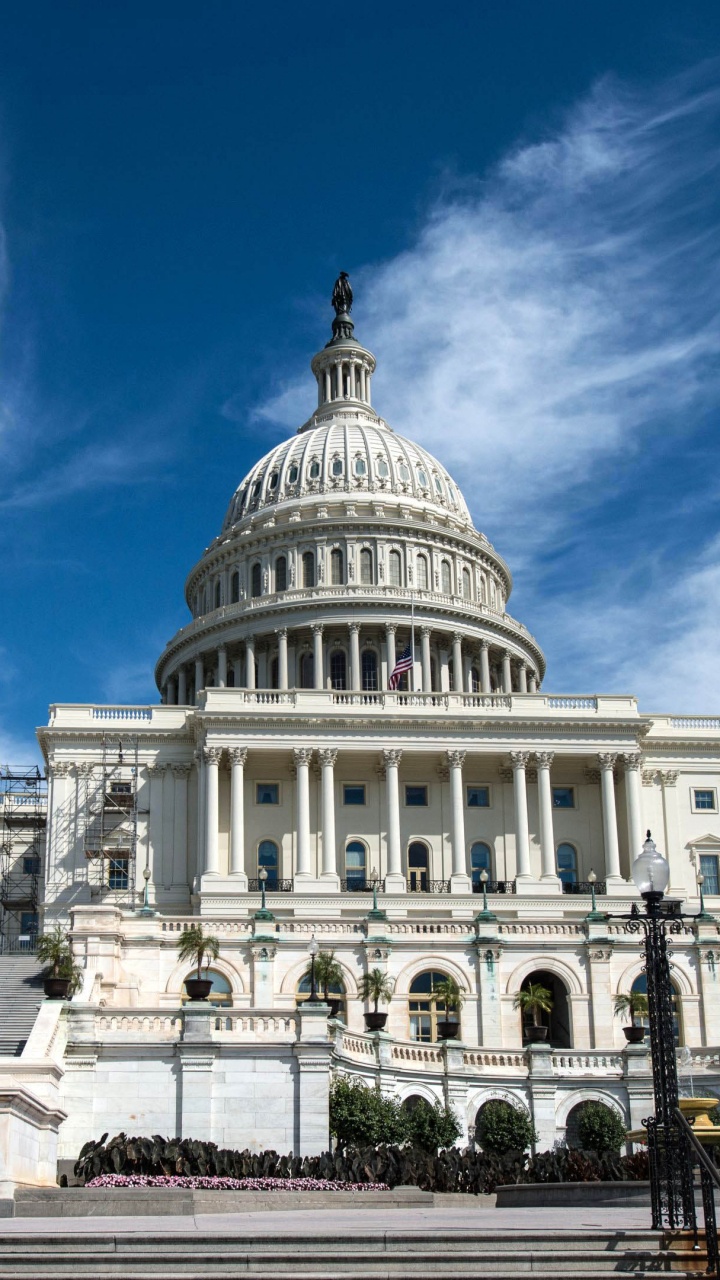 Weißes Betongebäude Unter Blauem Himmel Tagsüber. Wallpaper in 720x1280 Resolution