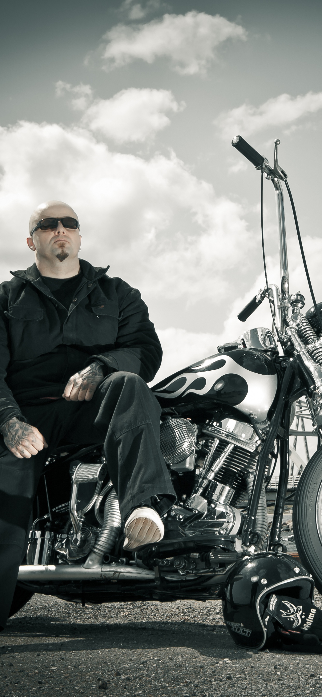 Mann Und Frau Fahren Auf Dem Motorrad. Wallpaper in 1242x2688 Resolution