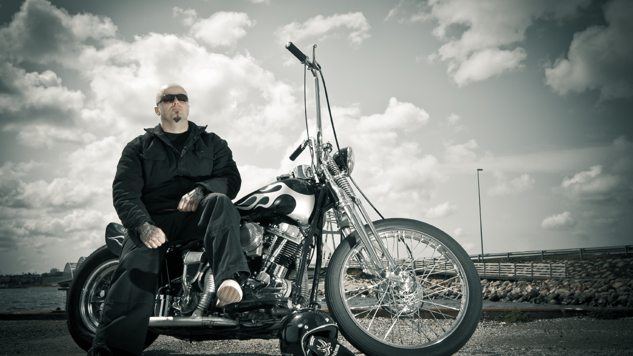 Mann Und Frau Fahren Auf Dem Motorrad. Wallpaper in 1280x720 Resolution