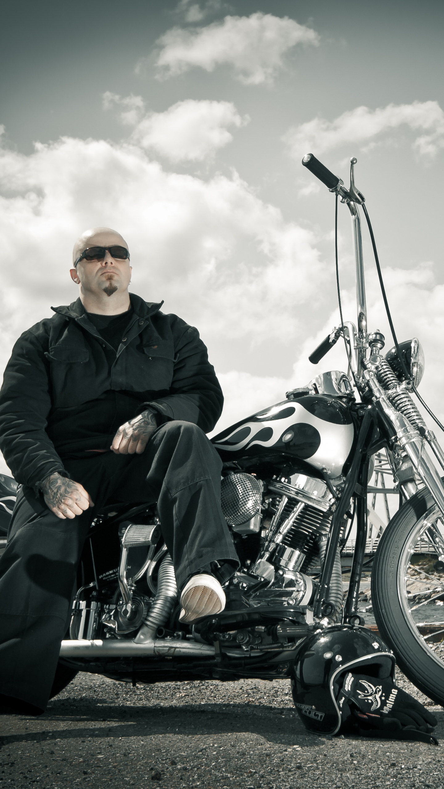 Mann Und Frau Fahren Auf Dem Motorrad. Wallpaper in 1440x2560 Resolution