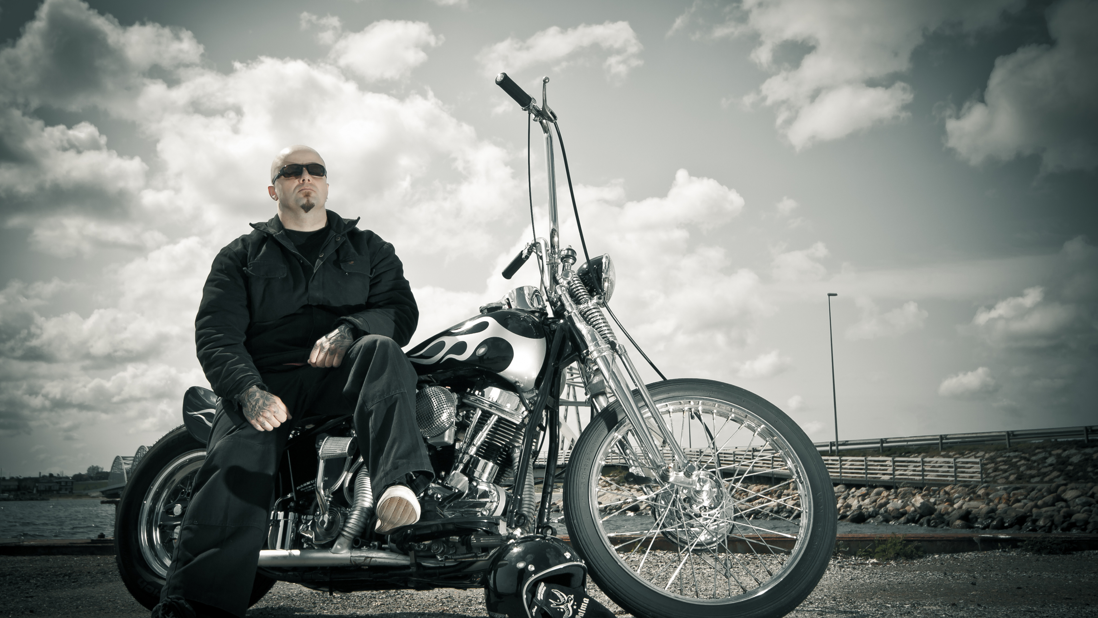 Mann Und Frau Fahren Auf Dem Motorrad. Wallpaper in 3840x2160 Resolution