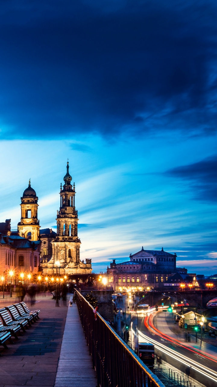 Bâtiment en Béton Brun Pendant la Nuit. Wallpaper in 720x1280 Resolution