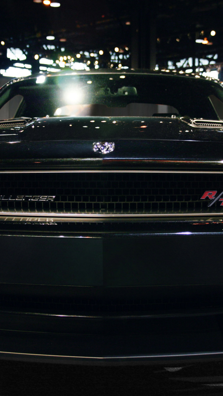 Coche BMW Negro en el Estacionamiento Durante la Noche. Wallpaper in 750x1334 Resolution