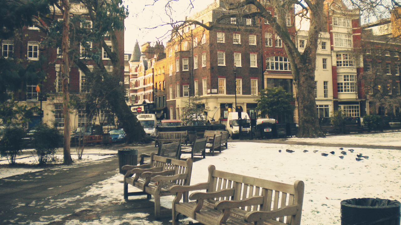 Banco de Madera Marrón Sobre Suelo Cubierto de Nieve. Wallpaper in 1280x720 Resolution