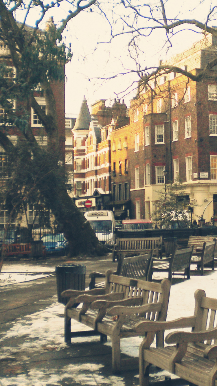 Banco de Madera Marrón Sobre Suelo Cubierto de Nieve. Wallpaper in 750x1334 Resolution