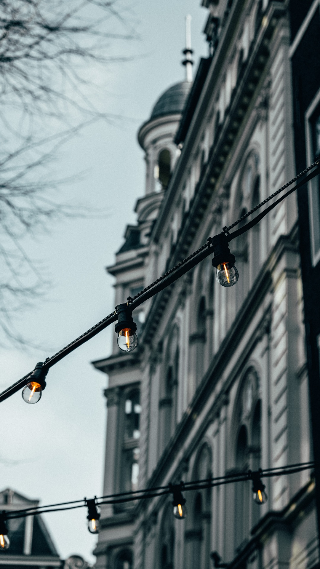 Poteau Lumineux Noir Près D'un Bâtiment en Béton Blanc Pendant la Journée. Wallpaper in 1080x1920 Resolution