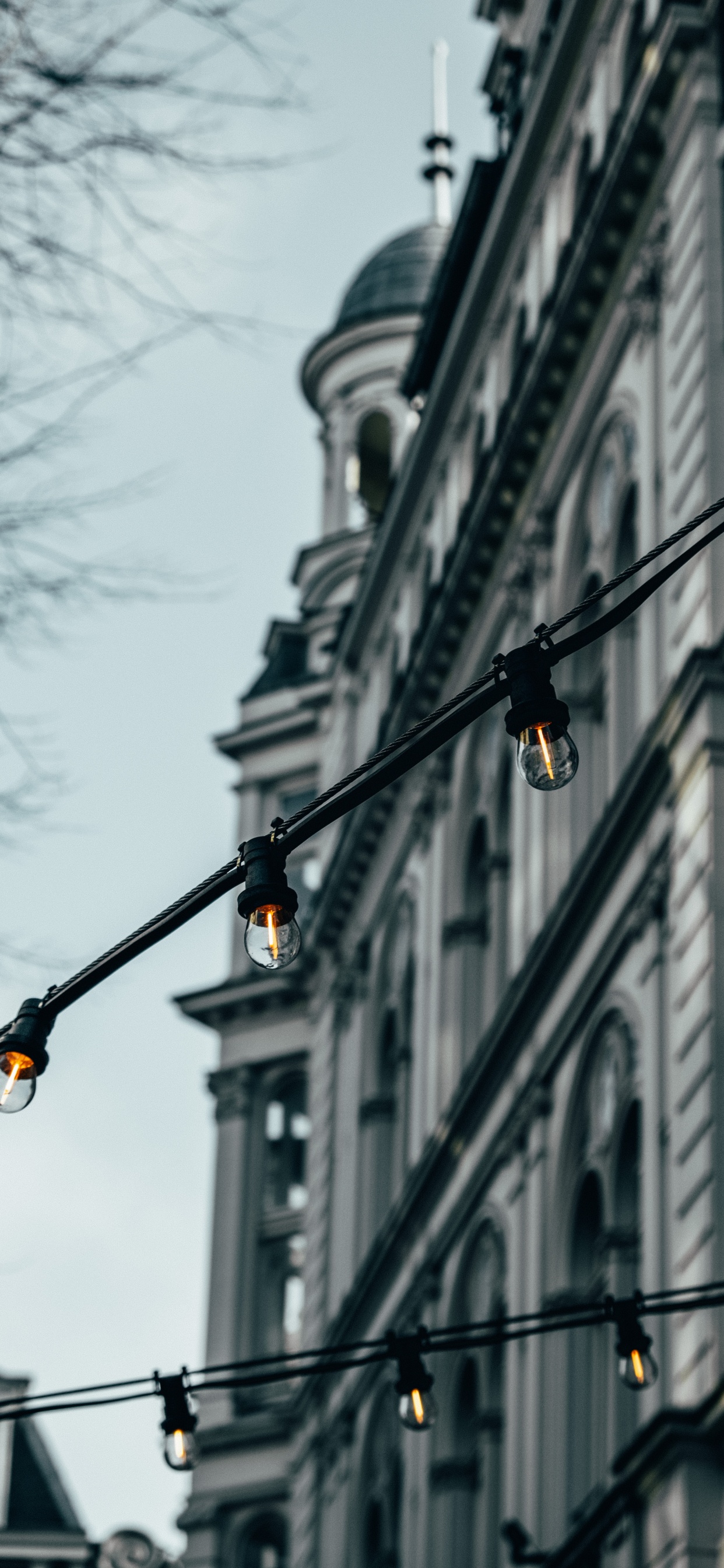 Poteau Lumineux Noir Près D'un Bâtiment en Béton Blanc Pendant la Journée. Wallpaper in 1242x2688 Resolution