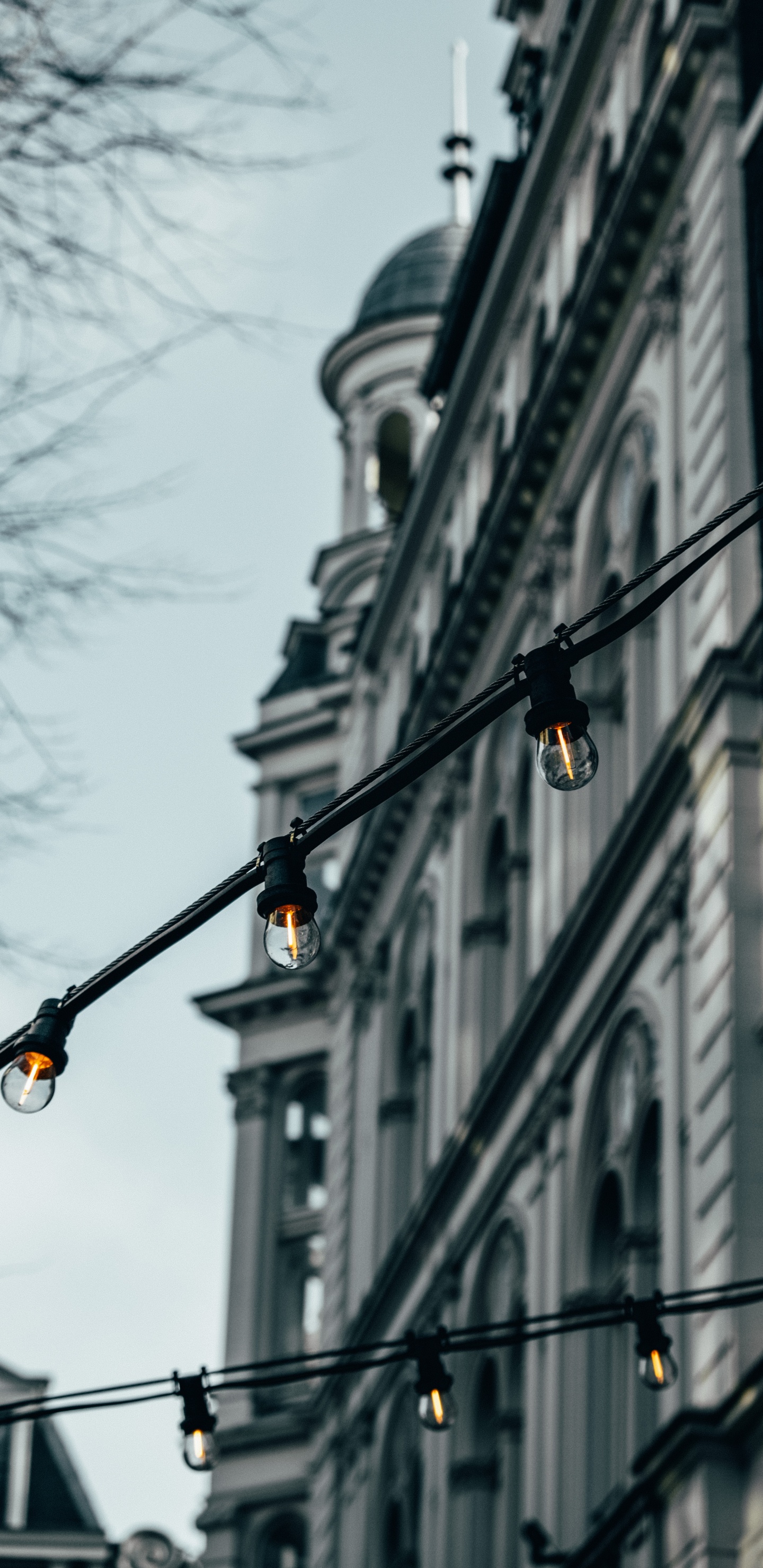 Poteau Lumineux Noir Près D'un Bâtiment en Béton Blanc Pendant la Journée. Wallpaper in 1440x2960 Resolution