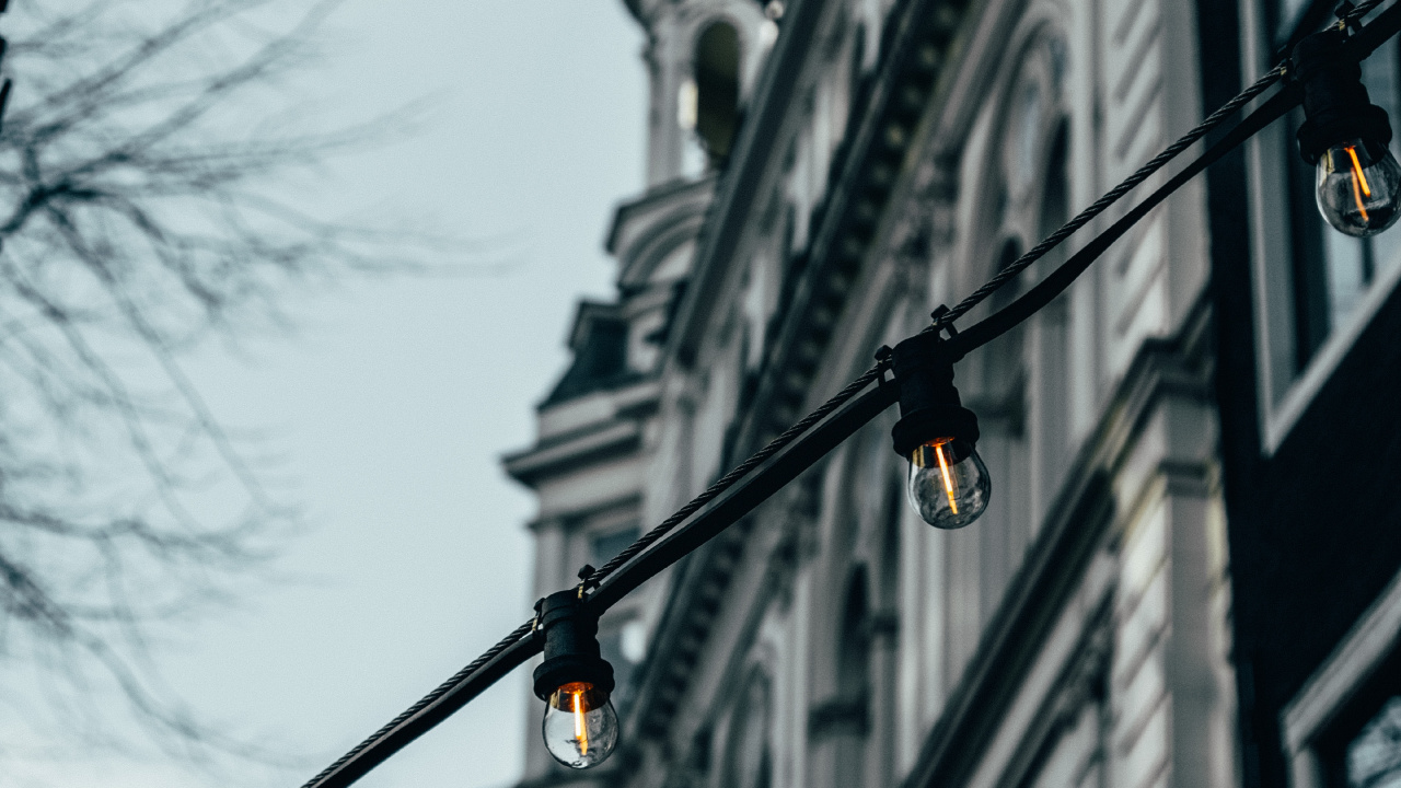 Black Light Post Near White Concrete Building During Daytime. Wallpaper in 1280x720 Resolution