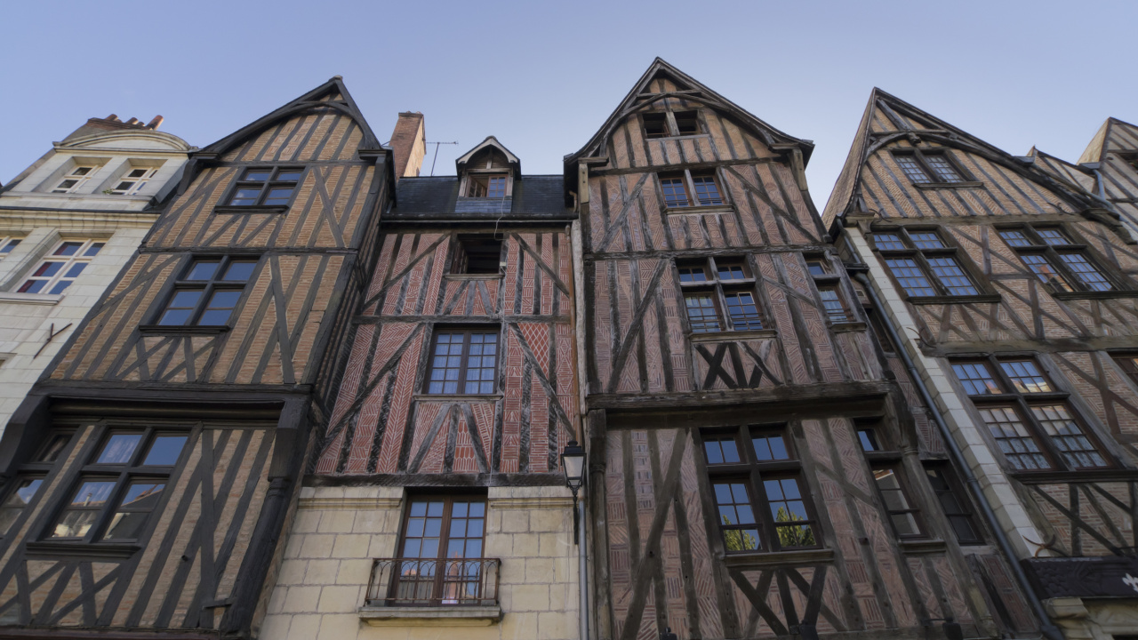 Bâtiment en Béton Brun Sous Ciel Bleu Pendant la Journée. Wallpaper in 1280x720 Resolution