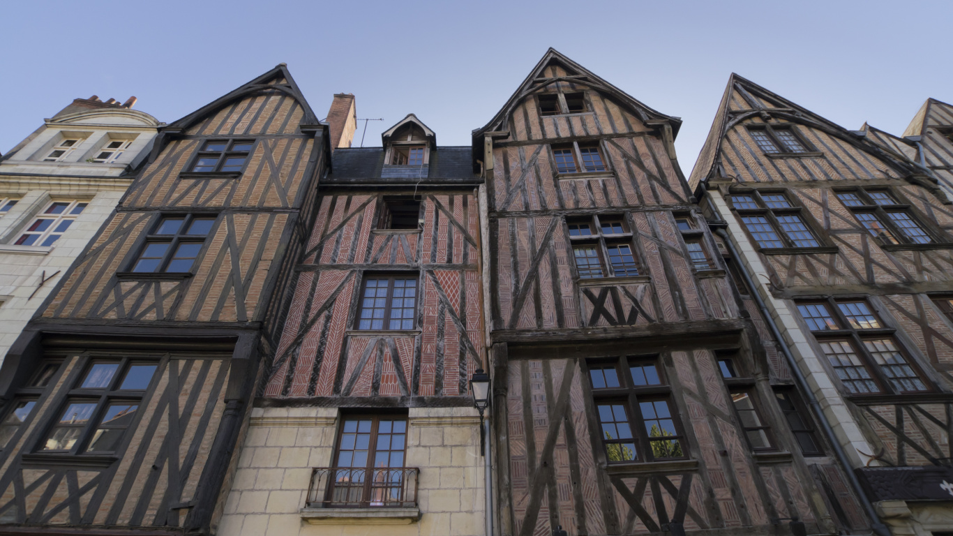Edificio de Hormigón Marrón Bajo un Cielo Azul Durante el Día. Wallpaper in 1366x768 Resolution