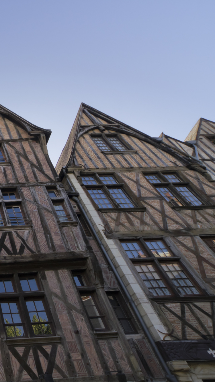 Edificio de Hormigón Marrón Bajo un Cielo Azul Durante el Día. Wallpaper in 750x1334 Resolution