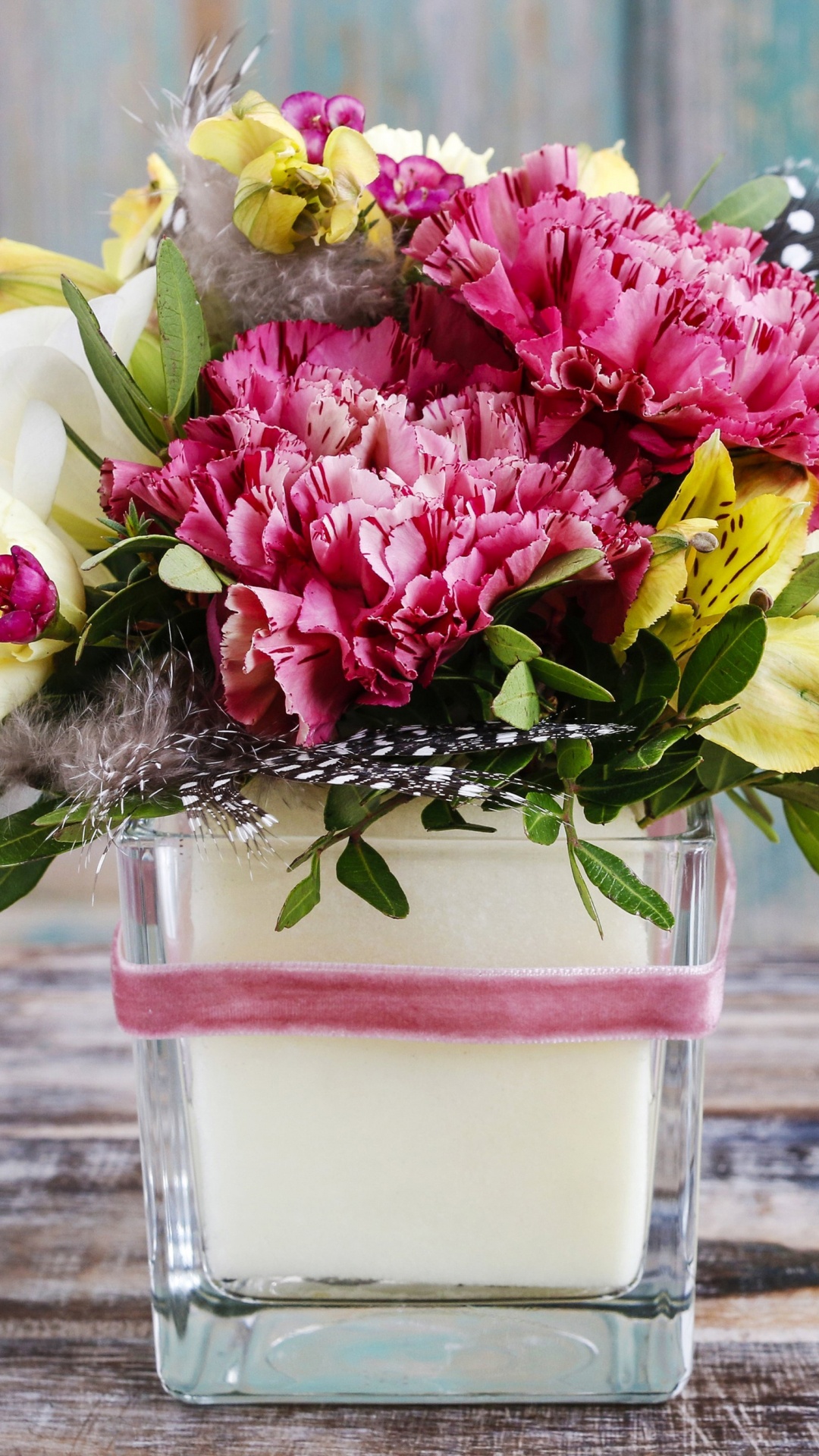 Fleurs Roses et Violettes Dans un Vase en Verre Transparent. Wallpaper in 1080x1920 Resolution