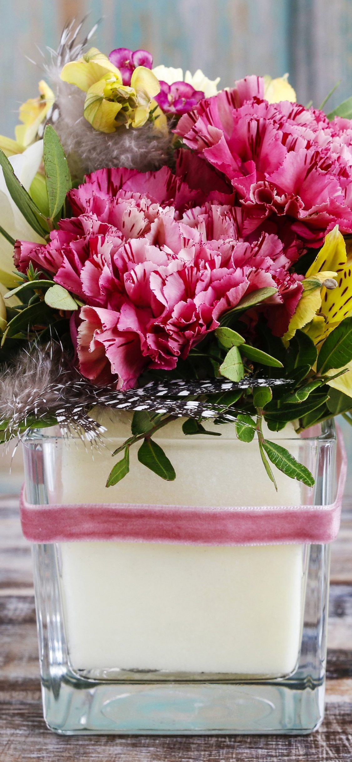 Fleurs Roses et Violettes Dans un Vase en Verre Transparent. Wallpaper in 1125x2436 Resolution