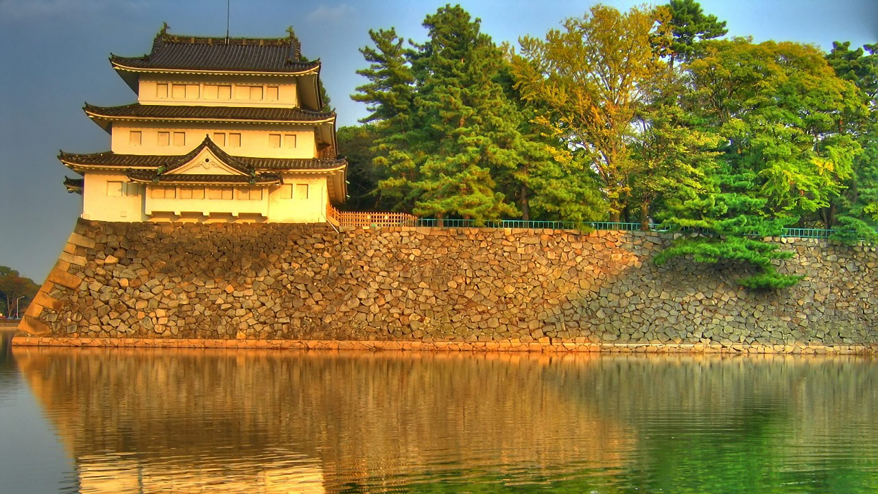 Brown and White House Near Green Trees and Lake During Daytime. Wallpaper in 1280x720 Resolution
