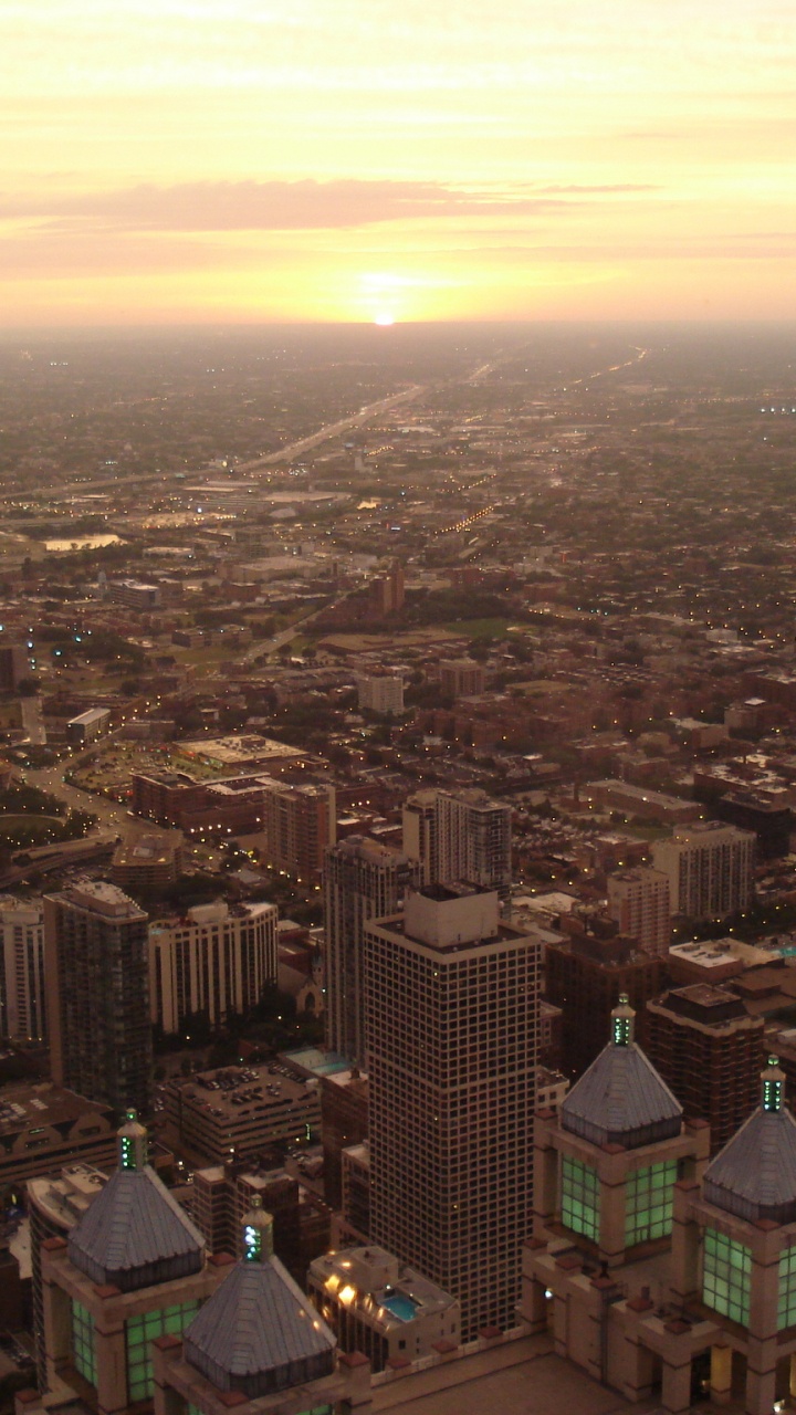 Luftaufnahme Von Stadtgebäuden Bei Sonnenuntergang. Wallpaper in 720x1280 Resolution
