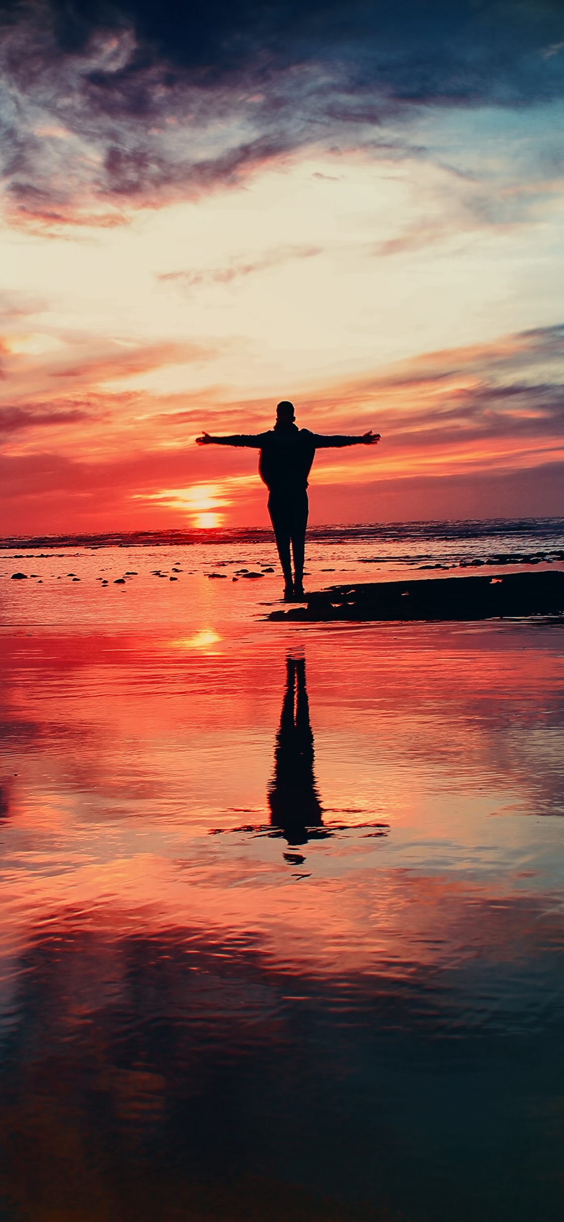 Silhouette Einer Person, Die Bei Sonnenuntergang am Meer Steht Sea. Wallpaper in 1125x2436 Resolution