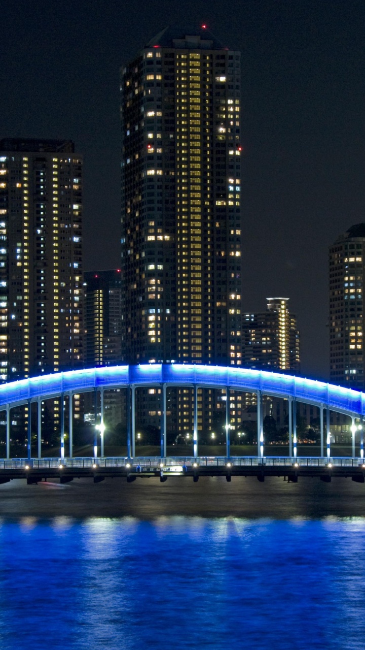 Beleuchtete Brücke Über Gewässer Während Der Nacht. Wallpaper in 720x1280 Resolution