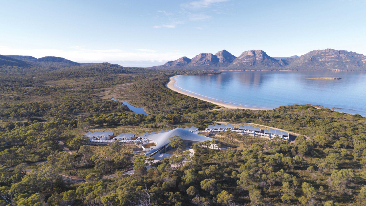 Arbres Verts Près du Plan D'eau Pendant la Journée. Wallpaper in 1280x720 Resolution