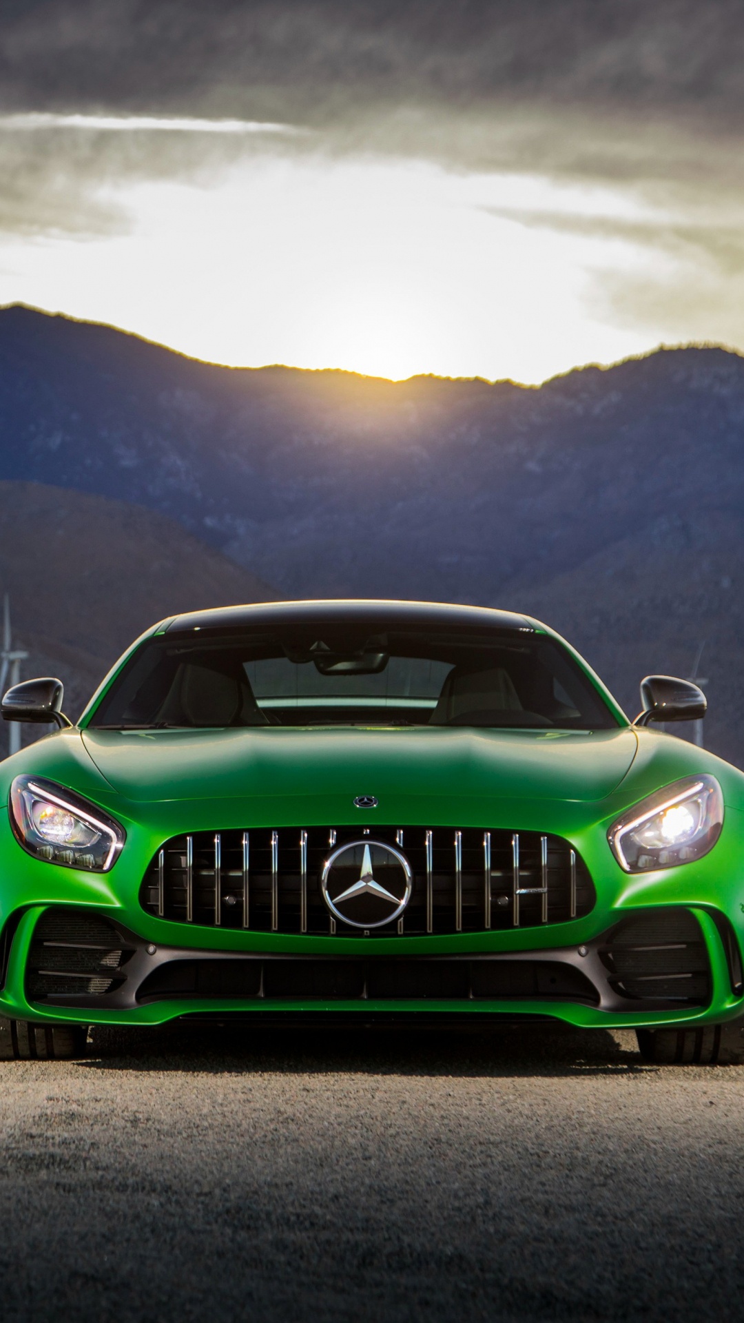 Coche Bmw Verde en la Carretera Durante el Día. Wallpaper in 1080x1920 Resolution