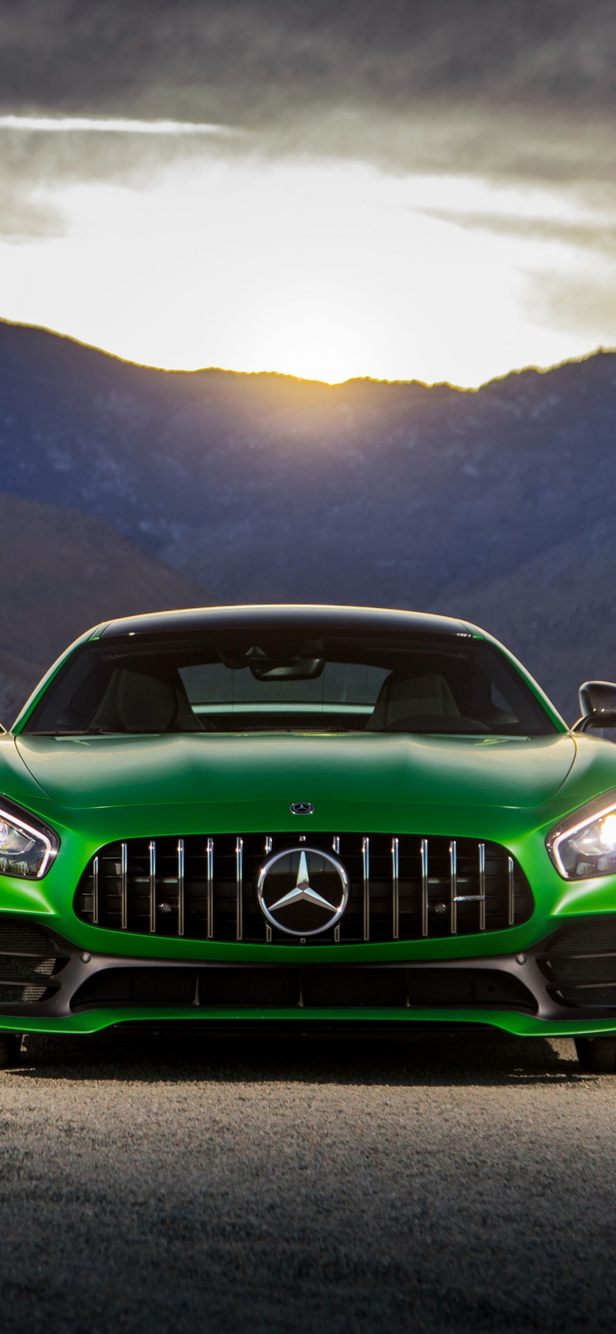 Coche Bmw Verde en la Carretera Durante el Día. Wallpaper in 1242x2688 Resolution