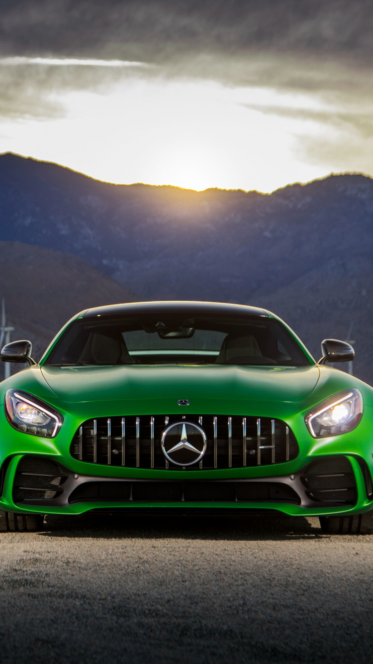 Coche Bmw Verde en la Carretera Durante el Día. Wallpaper in 750x1334 Resolution