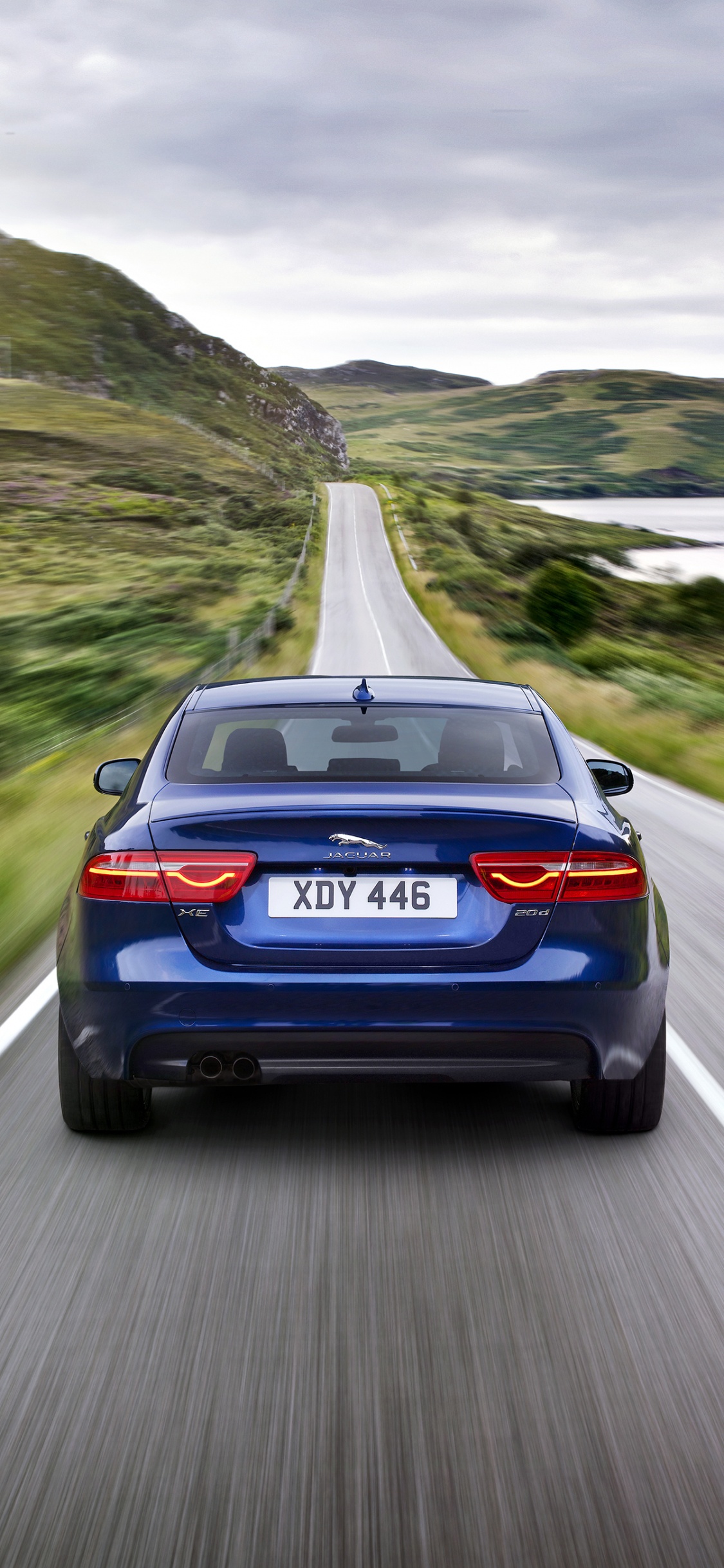 Blauer Bmw m 3 Tagsüber Unterwegs. Wallpaper in 1125x2436 Resolution