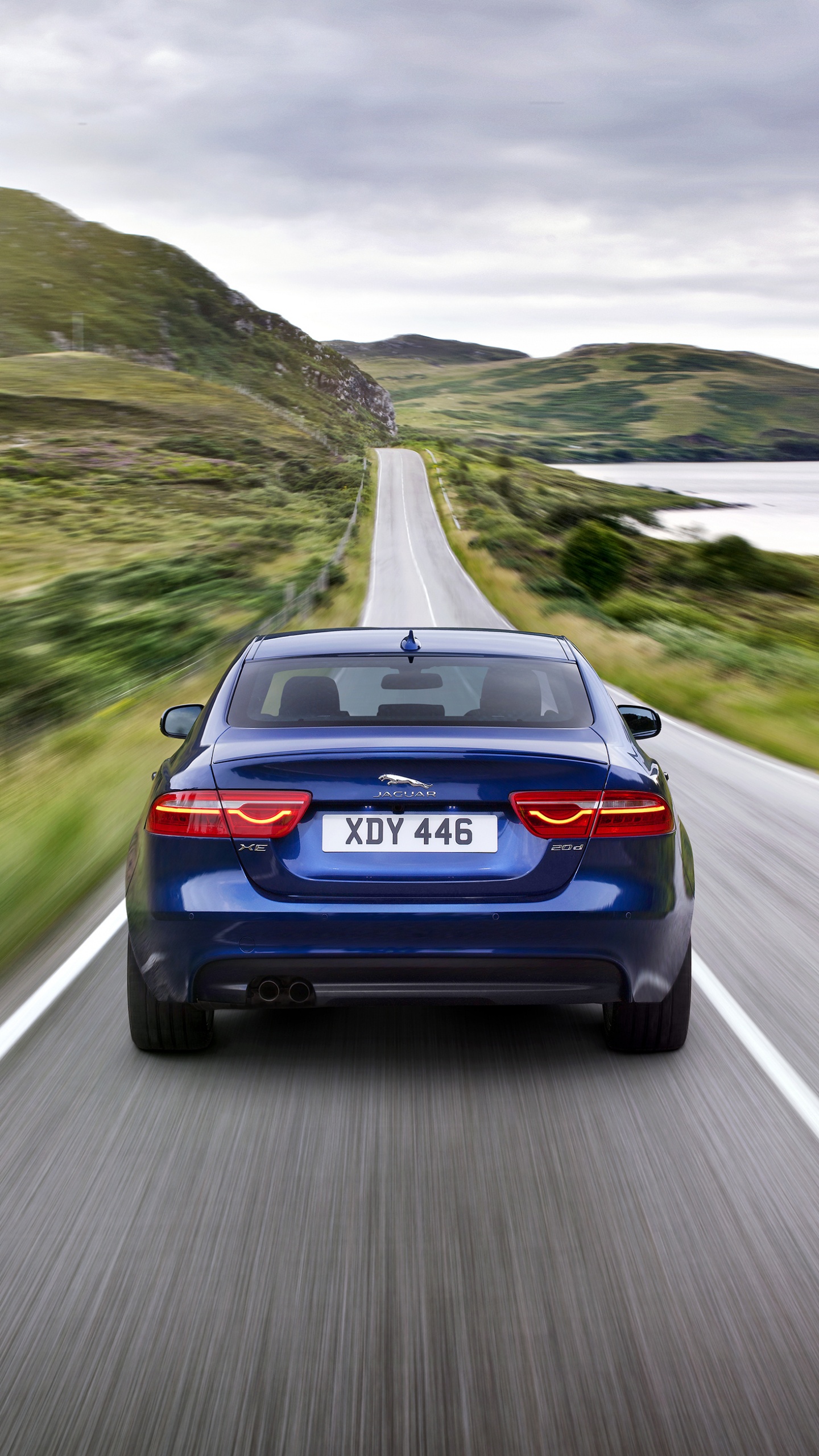 Blauer Bmw m 3 Tagsüber Unterwegs. Wallpaper in 1440x2560 Resolution