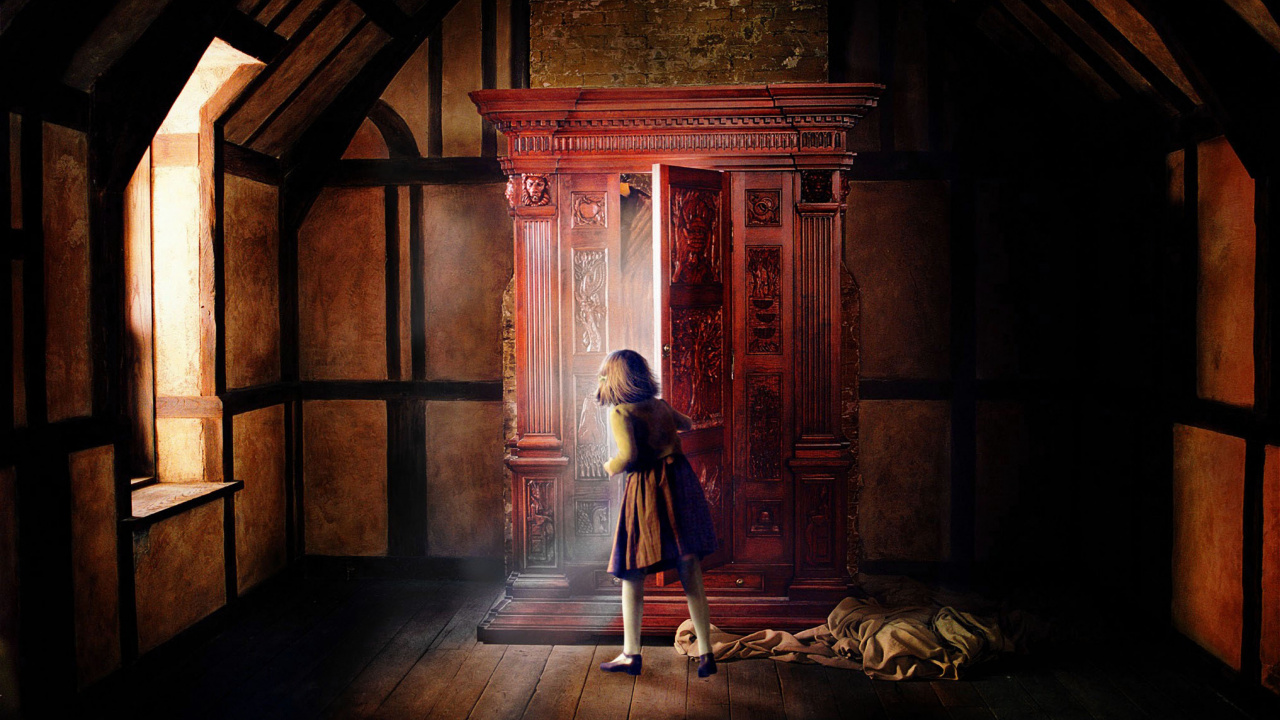 Femme en Veste Noire Debout Près de la Porte en Bois Rouge. Wallpaper in 1280x720 Resolution