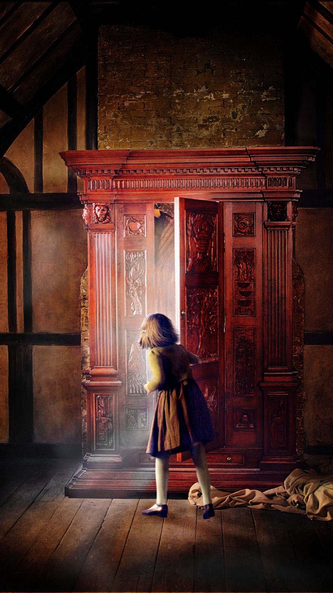 Frau in Schwarzer Jacke, Die Neben Roter Holztür Steht. Wallpaper in 1080x1920 Resolution