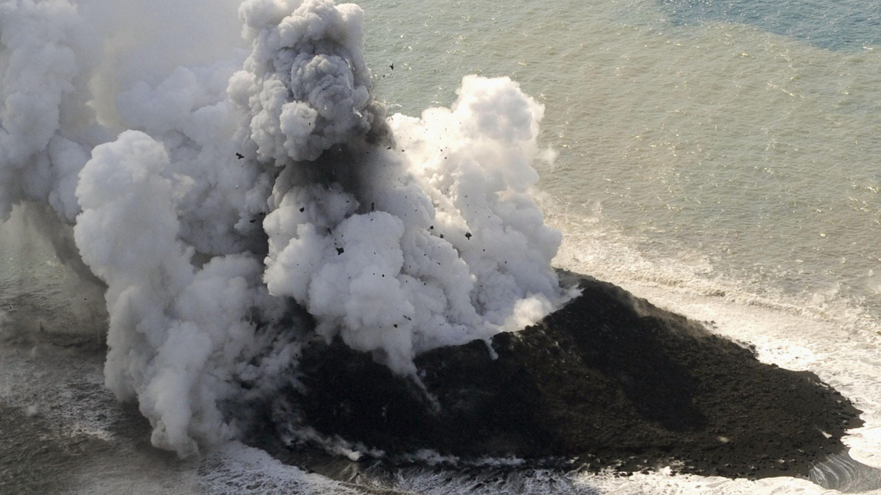 Humo Blanco Que Sale Del Mar. Wallpaper in 1280x720 Resolution