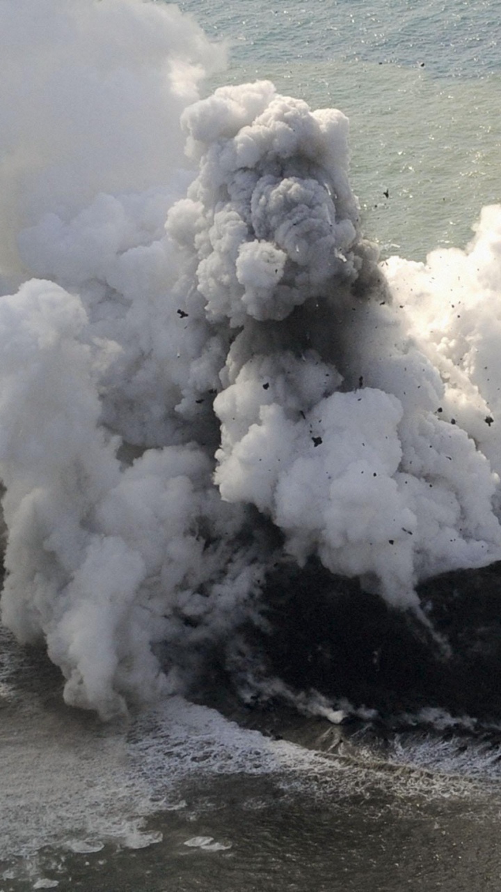 Humo Blanco Que Sale Del Mar. Wallpaper in 720x1280 Resolution