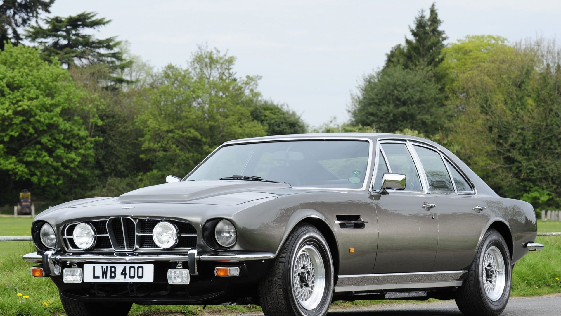 Schwarzes Mercedes-benz-coupé Auf Grüner Wiese Tagsüber. Wallpaper in 1920x1080 Resolution