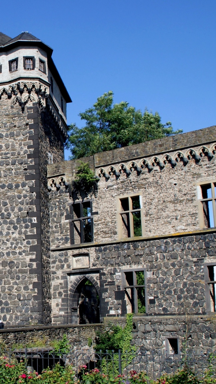 Edificio de Hormigón Gris Bajo un Cielo Azul Durante el Día. Wallpaper in 720x1280 Resolution