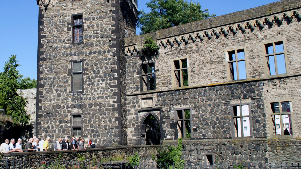 Bâtiment en Béton Gris Sous Ciel Bleu Pendant la Journée. Wallpaper in 1280x720 Resolution