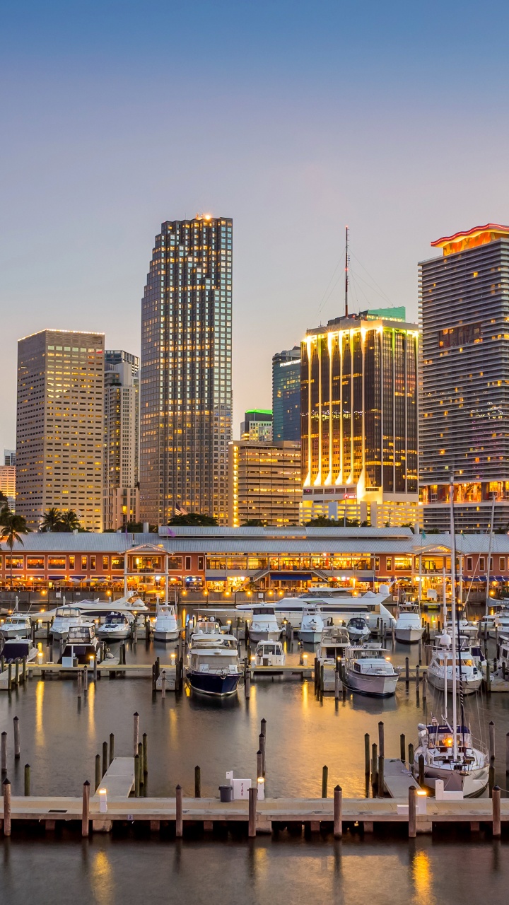 Bateau Blanc et Noir Sur un Plan D'eau Près Des Bâtiments de la Ville Pendant la Journée. Wallpaper in 720x1280 Resolution