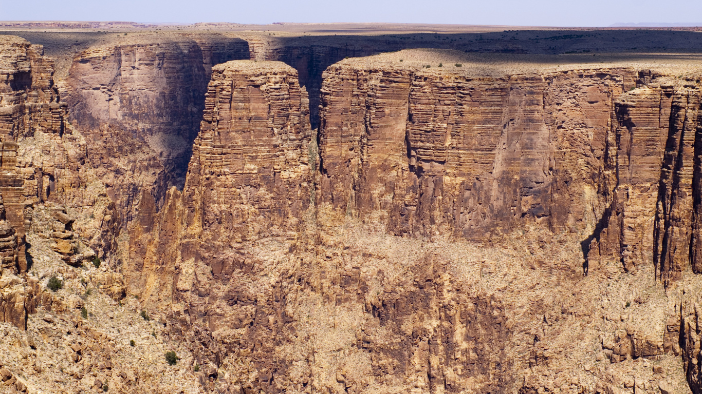 Brauner Felsiger Berg Unter Blauem Himmel Tagsüber. Wallpaper in 1366x768 Resolution