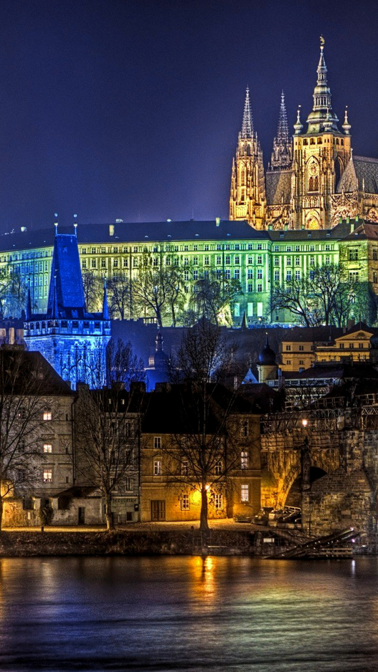 Blaues Und Braunes Schloss Während Der Nacht. Wallpaper in 750x1334 Resolution