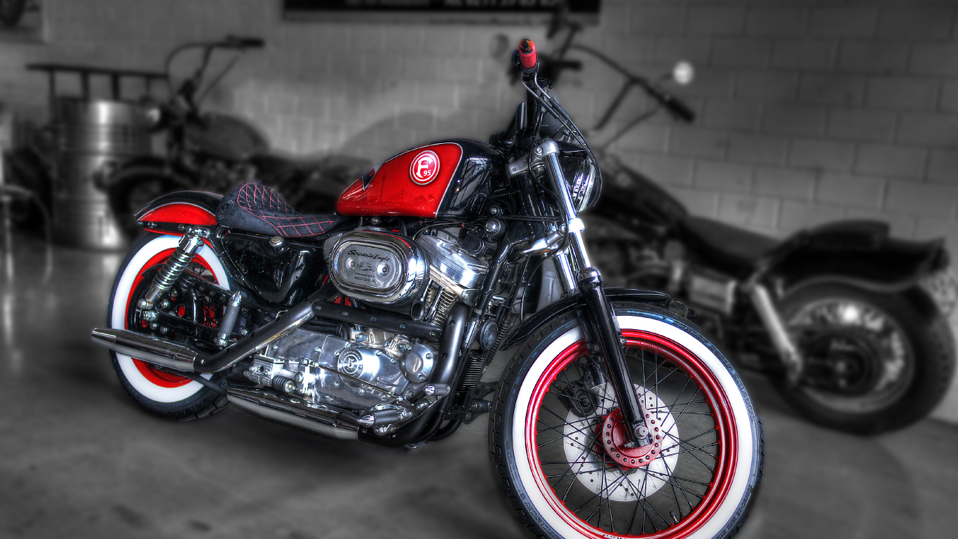 Motocicleta Cruiser Roja y Negra. Wallpaper in 1366x768 Resolution