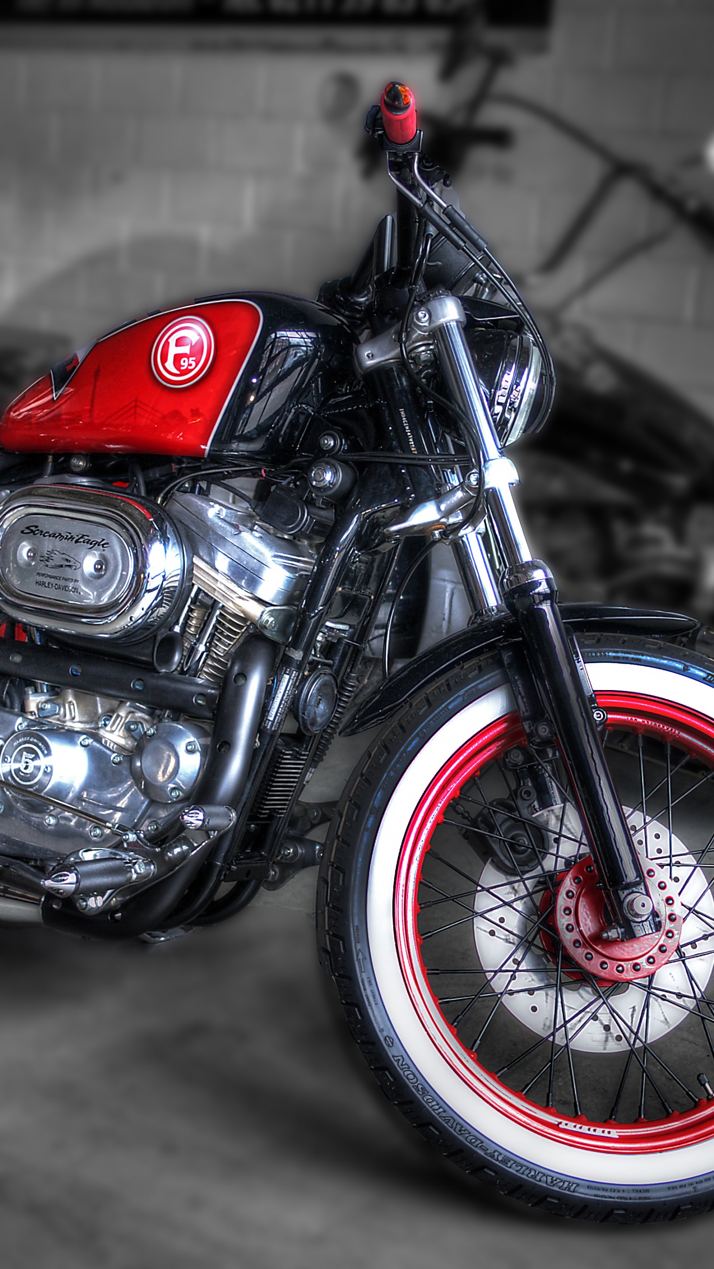 Motocicleta Cruiser Roja y Negra. Wallpaper in 1440x2560 Resolution