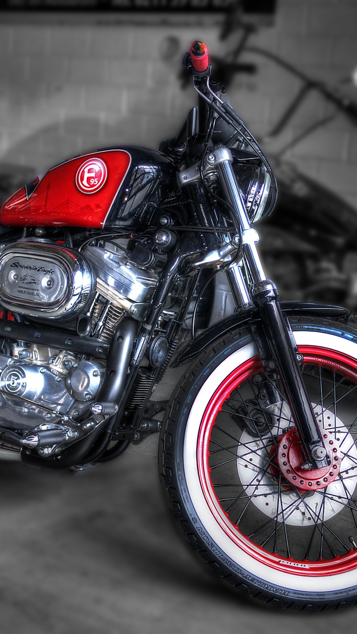 Motocicleta Cruiser Roja y Negra. Wallpaper in 720x1280 Resolution