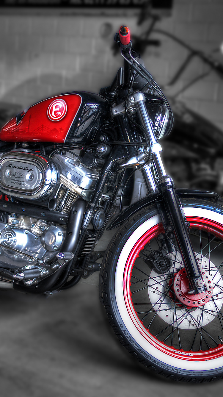 Motocicleta Cruiser Roja y Negra. Wallpaper in 750x1334 Resolution