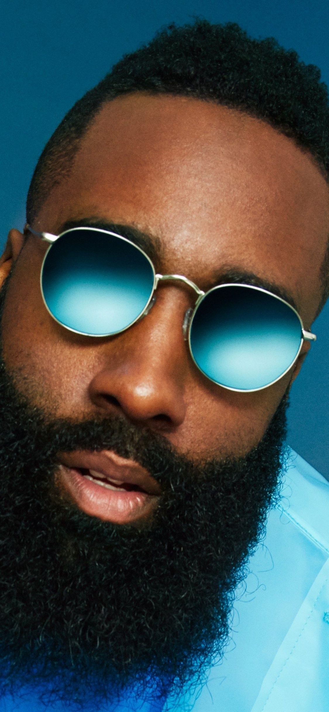 Hombre de Camisa Blanca Con Botones y Gafas de Sol Marrones. Wallpaper in 1125x2436 Resolution