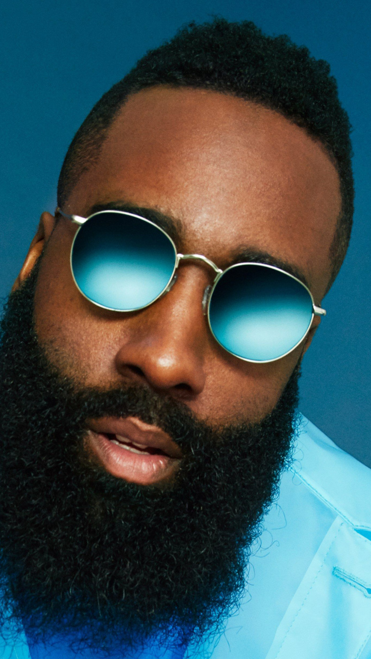 Hombre de Camisa Blanca Con Botones y Gafas de Sol Marrones. Wallpaper in 750x1334 Resolution