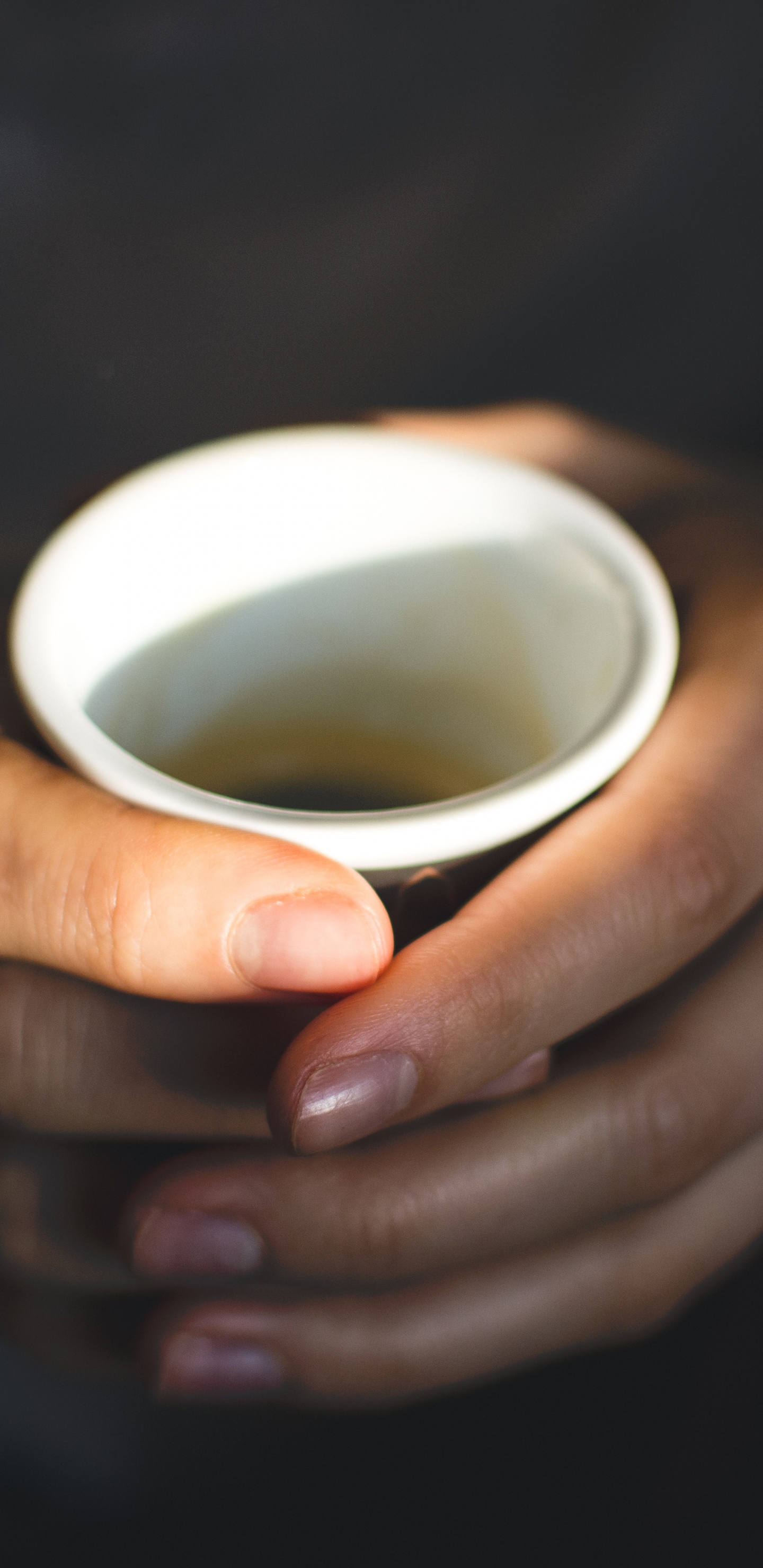 Persona Sosteniendo Taza de Cerámica Blanca. Wallpaper in 1440x2960 Resolution