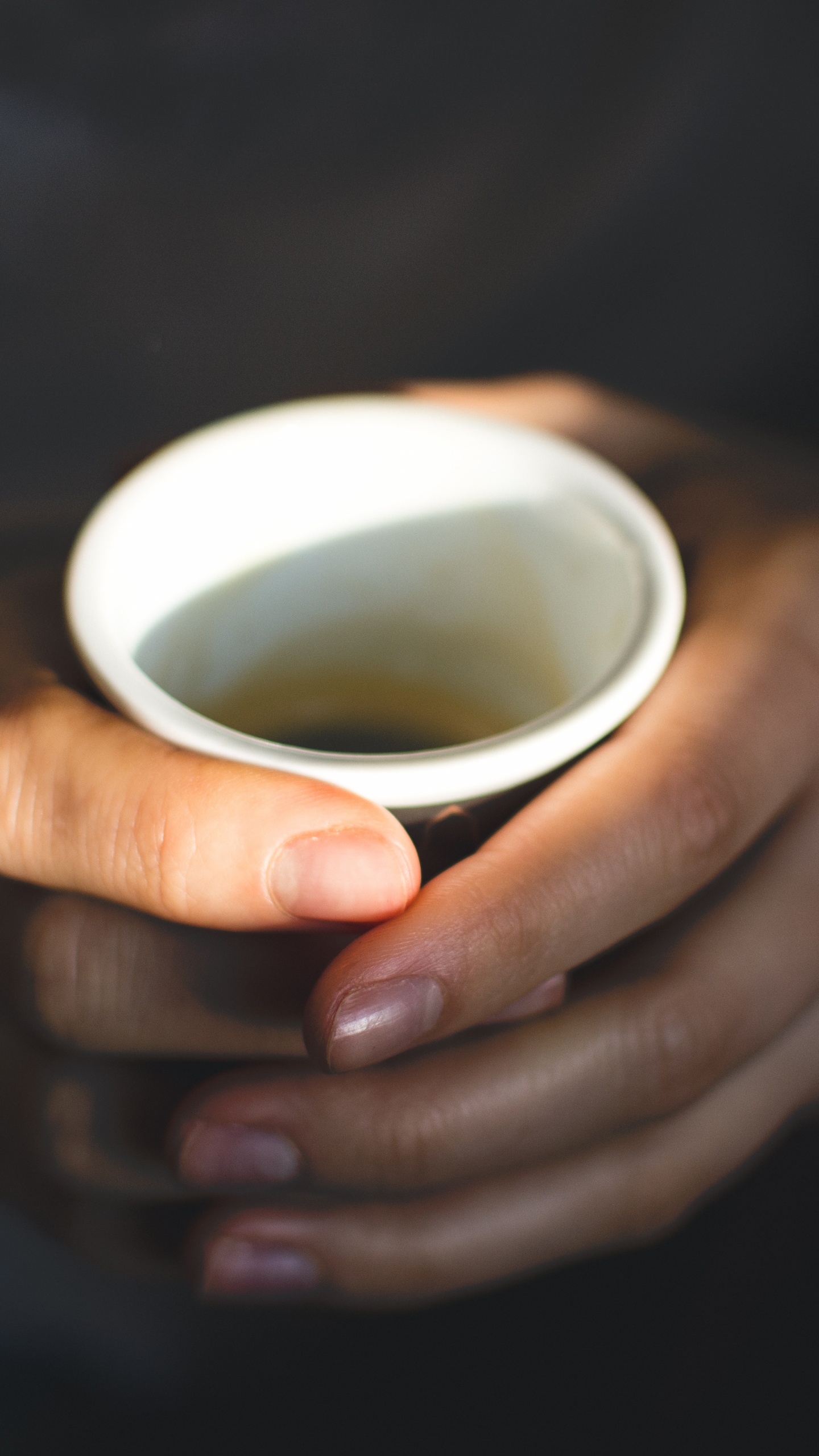 Personne Tenant Une Tasse en Céramique Blanche. Wallpaper in 1440x2560 Resolution