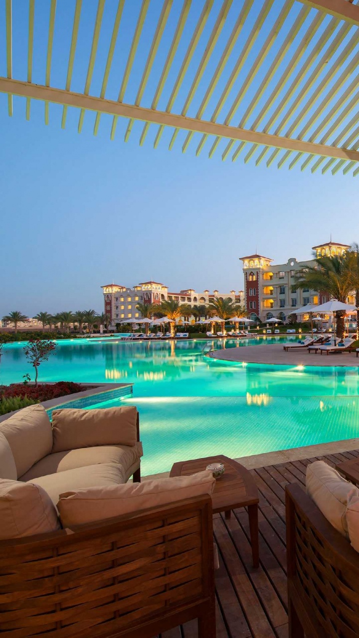 Sillones de Mimbre Marrón Cerca de la Piscina Durante el Día. Wallpaper in 720x1280 Resolution